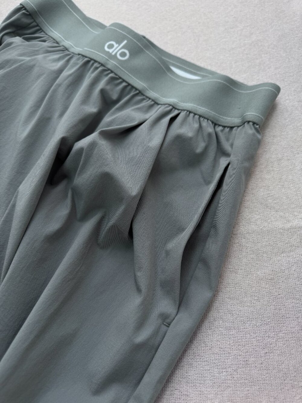 NWT🥳 ALO Yoga Steel Grey Wide Leg Pants ✨ (Regular Length) Soft Neutral - Picture 6 of 8